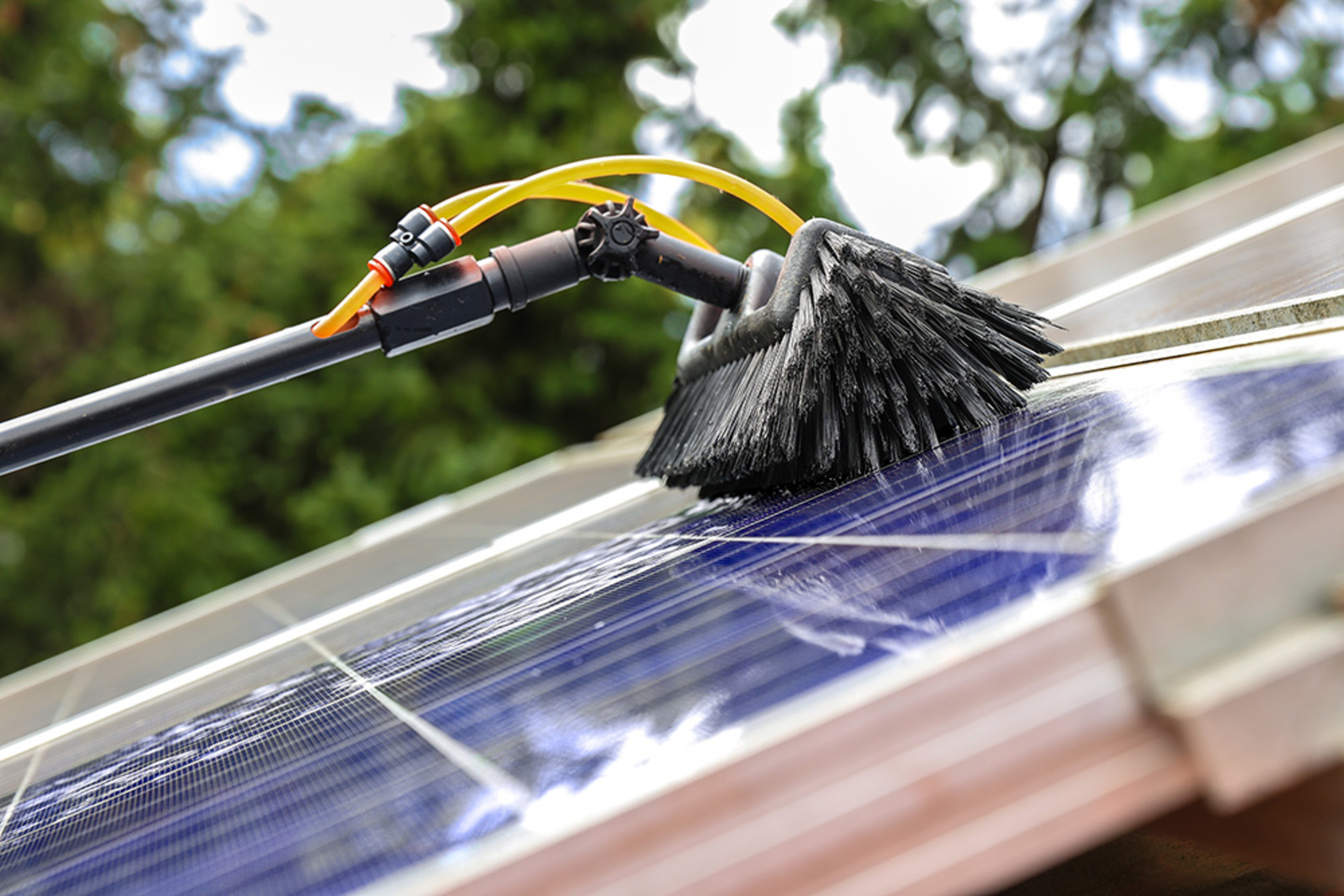 Reinigung von PV-Modulen bei AMA Elektro in Backnang
